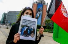 Νεαρή γυναίκα διαμαρτύρεται για τα δικαιώματα των γυναικών στο Αφγανιστάν 