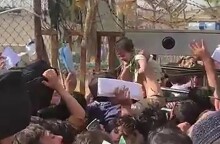 Mάνες πετούν τα μωρά τους πάνω από τα συρματοπλέγματα στο αεροδρόμιο της Καμπούλ για να τα σώσουν © YouTube