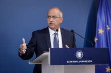 Ο κυβερνητικός εκπρόσωπος, Γιάννης Οικονόμου, κατά τη διάρκεια της ενημέρωσης των πολιτικών συντακτών