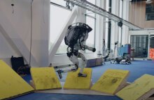 Το ανθρωποειδές ρομπότ Atlas της Boston Dynamics εκτελεί με ακρίβεια ασκήσεις παρκούρ