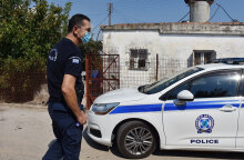 Αστυνομικός δίπλα σε περιπολικό (ΦΩΤΟ ΑΡΧΕΙΟΥ) - Προφυλακιστέα η 75χρονη στην Κατερίνη, που κατηγορείται ότι έπνιξε την αδελφή της