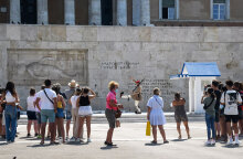 Τουρίστες στο Σύνταγμα (ΦΩΤΟ ΑΡΧΕΙΟΥ) - Τα κρούσματα σήμερα και την κατανομή τους ανακοίνωσε ο ΕΟΔΥ την Παρασκευή 20 Αυγούστου 2021
