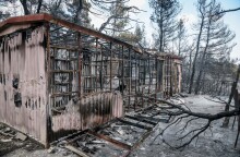 Καμμένο σπίτι μετά την πυρκαγιά στα Βίλια © EUROKINISSI