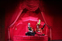 Ο ηθοποιός Κωνσταντίνος Τριανταφυλλόπουλος με τη Μίνα Αδαμάκη σε θεατρική παράσταση