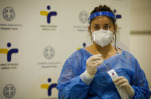 Υγειονομικός του ΕΟΔΥ πραγματοποιεί δωρεάν rapid test για κορωνοϊό στο Μετρό «Σύνταγμα» (ΦΩΤΟ ΑΡΧΕΙΟΥ) - Ο ΕΟΔΥ ανακοίνωσε 44 σημεία για σήμερα Σάββατο 21 Αυγούστου 2021