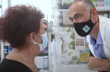 Ο φαρμακοποιός Μανώλης Στεφανάκης και η κυρία Μαρία στο σποτ για τον εμβολιασμό κατά του κορωνοϊού στο Ρέθυμνο Κρήτης