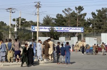 Το αεροδρόμιο της Καμπούλ στο Αφγανιστάν - Αφγανοί αναζητούν πτήση για να φύγουν από τη χώρα μετά την επικράτηση των Ταλιμπάν