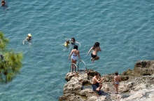 Καιρός - Πολίτες απολαμβάνουν τα μπάνια τους στη θάλασσα