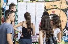 Βάσεις 2021: Μαθητές κοιτούν τις λίστες με τα αποτελέσματα