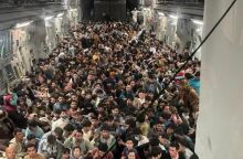 Αφγανοί πολίτες απομακρύνονται από την Καμπούλ © EPA 