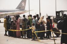 Αφγανιστάν: Πολίτες αναμένουν την αναχώρηση της πτήσης τους από το αεροδρόμιο της Καμπούλ 