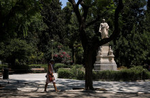 Γυναίκα περπατά στο κέντρο της Αθήνας (ΦΩΤΟ ΑΡΧΕΙΟΥ) - Ο ΕΟΔΥ ανακοίνωσε τα κρούσματα σήμερα Δευτέρα 23 Αυγούστου 2021