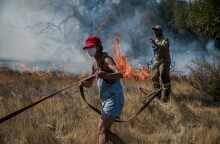 Μεγάλη αναζωπύρωση εκδηλώθηκε το μεσημέρι της Δευτέρας 23 Αυγούστου στη φωτιά που ξέσπασε νωρίς το πρωί στο Μαρμάρι Ευβοίας © EUROKINISSI