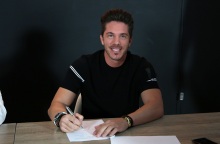 Ο τραγουδιστής, Νίκος Οικονομόπουλος