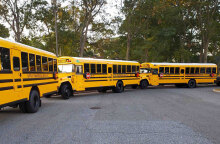 Σχολικά λεωφορεία (ΦΩΤΟ ΑΡΧΕΙΟΥ) - Εκπαιδευτικοί και δάσκαλοι στη Νέα Υόρκη εμβολιάζονται υποχρεωτικά για τον κορωνοϊό μετά την πλήρη έγκριση του FDA στο εμβόλιο Pfizer