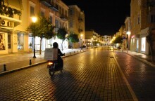 Διανομέας φαγητού στο κέντρο της Αθήνας © EUROKINISSI