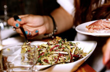 Φαγητό σε εστιατόριο (ΦΩΤΟ ΑΡΧΕΙΟΥ) - Νέα μέτρα στην εστίαση από τις 13 Σεπτεμβρίου 2021, με πολίτες που είναι ανεμβολίαστοι να μην έχουν πρόσβαση σε κλειστούς χώρους