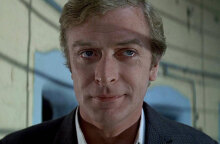 Ο Μάικλ Κέιν στην ταινία «Ληστεία αλά Ιταλικά»