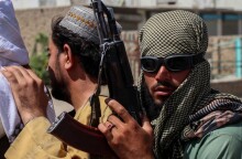 Ταλιμπάν περιπολούν στους δρόμους της Καμπούλ © EPA / STRINGER