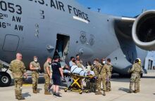 Αφγανή μητέρα λίγη ώρα μετά τη γέννηση της κόρης της βγαίνει με φορείο από στρατιωτικό αεροσκάφος