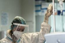 Υγειονομικός σε ΜΕΘ με προστατευτική στολή για κορωνοϊό (ΦΩΤΟ ΑΡΧΕΙΟΥ)