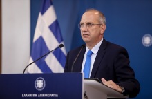 Ο κυβερνητικός εκπρόσωπος, Γιάννης Οικονόμου, κατά τη διάρκεια της ενημέρωσης των πολιτικών συντακτών