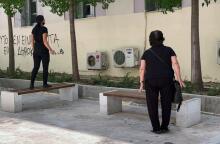 Έγκλημα στη Μεσαρά: Η μητέρα και η σύζυγος του 39χρονου έξω από το δικαστήριο όπου απολογείται ο καθ' ομολογία δράστης