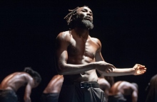 Στιγμιότυπο από τη χορευτική παράσταση του Γιόζεφ Νατζ, «OMMA»