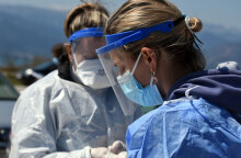 Υγειονομικοί διενεργούν δωρεάν rapid test για κορωνοϊό (ΦΩΤΟ ΑΡΧΕΙΟΥ) - Σε 41 σημεία κινητά κλιμάκια του ΕΟΔΥ το Σάββατο 28 Αυγούστου 2021