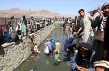 Αεροδρόμιο Καμπούλ: Χιλιάδες Αφγανοί με τα ταξιδιωτικά έγγραφα στα χέρια προσπαθούν να περάσουν τον έλεγχο © EPAAKHTER GULFAM