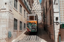 Ένα τραμ στους δρόμους της Λισαβώνας, στην Πορτογαλία.