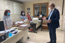 Ο υπουργός Εργασίας, Κωστής Χατζηδάκης, κατά την επίσκεψή του στο υποκατάστημα του ΕΦΚΑ Κέρκυρας