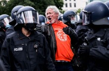 Γερμανία: Συγκρούσεις αστυνομικών με διαδηλωτές για τα μέτρα