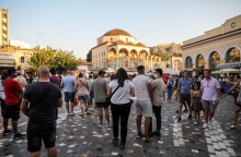 Πολίτες στο κέντρο της Αθήνας - Η σημερινή ενημέρωση του ΕΟΔΥ για τα κρούσματα στην Αττική