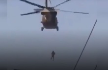 Αφγανιστάν: Άνδρας φαίνεται να κρέμεται από ελικόπτερο Black Hawk