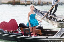 Η Leni Klum, κόρη της Heidi Klum, φτάνει πάνω σε γόνδολα στο χώρο της επίδειξης των Dolce & Gabbana στη Βενετία