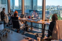 Άτομα δουλεύουν σε ένα γραφείο.