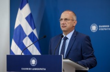 Ο κυβερνητικός εκπρόσωπος, Γιάννης Οικονόμου, κατά τη διάρκεια της ενημέρωσης των πολιτικών συντακτών