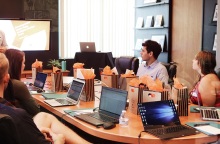 Μια ομάδα εργαζόμενων κατά τη διάρκεια ενός meeting. 