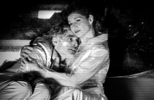 Στιγμιότυπο από τη θεατρική παράσταση «Κάποιος θα έρθει» σε σκηνοθεσία Γιάννη Χουβαρδά