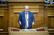 Ο υπουργός Εργασίας, Κωστής Χατζηδάκης, στο βήμα της Βουλής