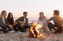 Μια παρέα στην παραλία.