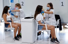 Παιδιά εμβολιάζονται κατά του κορωνοϊού