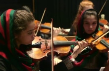 Τα κορίτσια της ορχήστρας Zohra στο Αφγανιστάν παίζουν βιολί