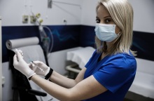 Στιγμιότυπο από το Εμβολιαστικό Κέντρο στο Ασκληπιείο Βούλας