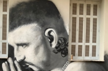 Η αφιερωματική τοιχογραφία του street artist Hambas που απεικονίζει τον Mad Clip, στο Μεταξουργείο Αθήνας