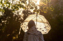 Κοπέλα με ομπρέλα (ΦΩΤΟ ΑΡΧΕΙΟΥ) - Βροχερός ο καιρός αύριο Τρίτη 7 Σεπτεμβρίου 2021