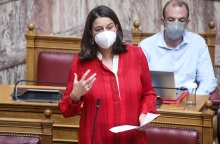 Η υπουργός Παιδείας, Νίκη Κεραμέως, στα έδρανα της Βουλής