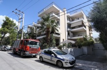 Η πολυκατοικία στη Ραφήνα, όπου 44χρονος βρέθηκε κρεμασμένος από το  μπαλκόνι του