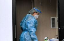 Υγειονομικός σημειώνει αποτέλεσμα μετά από δωρεάν rapid test για κορωνοϊό σε πολίτη